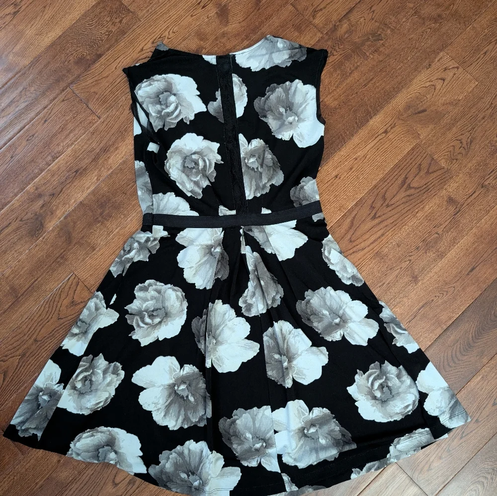EUC Simply Vera Vera Wang Sleeveless Dress Black Gray White Floral Size Small - Picture 8 of 11